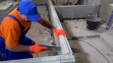 Apartmanda onarım, alçıpan blokları testere bir inşaat işçisi