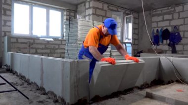 İnşaatçı işçi duvarın bir kısmını kırdı