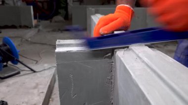 Oluşturucu bir planer, daire veya ev onarım ile bir alçıpan blok öğütür