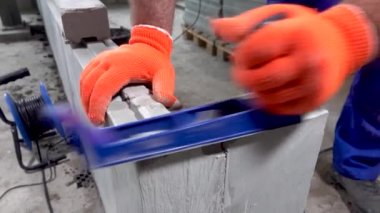 Oluşturucu bir planer, daire veya ev onarım ile bir alçıpan blok öğütür