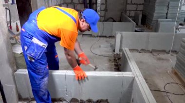 İnşaatçı işçi duvarın bir kısmını kırdı