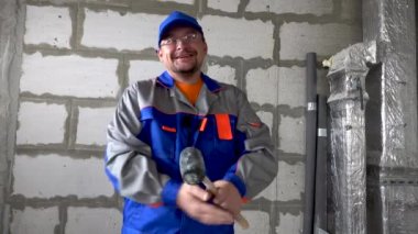 Bir balyoz elinde Işçi çok kızgın ve yener