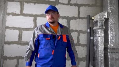 Bir balyoz elinde Işçi çok kızgın ve yener