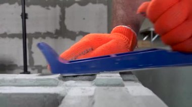 Oluşturucu bir planer, daire veya ev onarım ile bir alçıpan blok öğütür