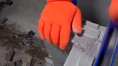 Oluşturucu bir planer, daire veya ev onarım ile bir alçıpan blok öğütür