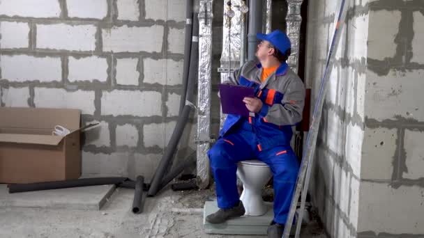 Meester, werknemer controleert de water meter in het appartement — Stockvideo