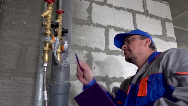 Meester, werknemer controleert de water meter in het appartement — Stockvideo