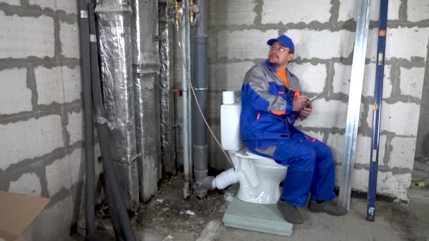 Mistře, pracovník kontroluje měřič vody v bytě — Stock video