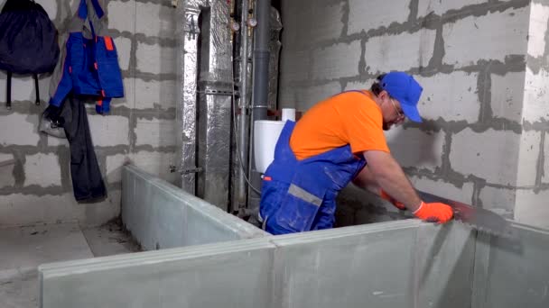 Reparación en el apartamento, un trabajador de la construcción aserrando bloques de placas de yeso — Vídeo de stock