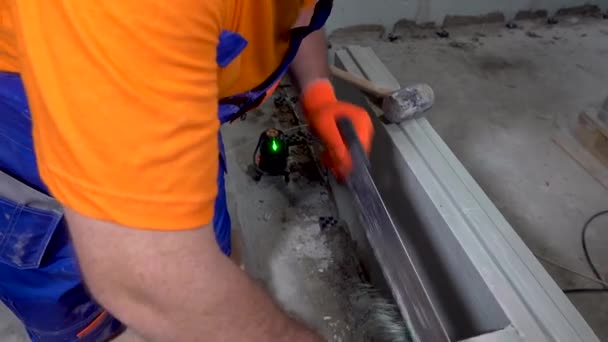 Naprawa w mieszkaniu, pracownik budowlany piłowanie bloków gipsowo-kartonowych — Wideo stockowe