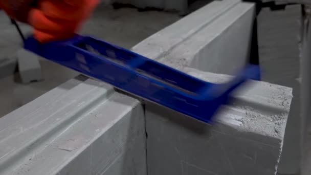 Stavitel rozmělní plastikový blok pomocí hobry, bytových nebo domácích oprav — Stock video