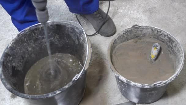 Oluşturucu sıva ile beton karıştırma, apartman onarım — Stok video