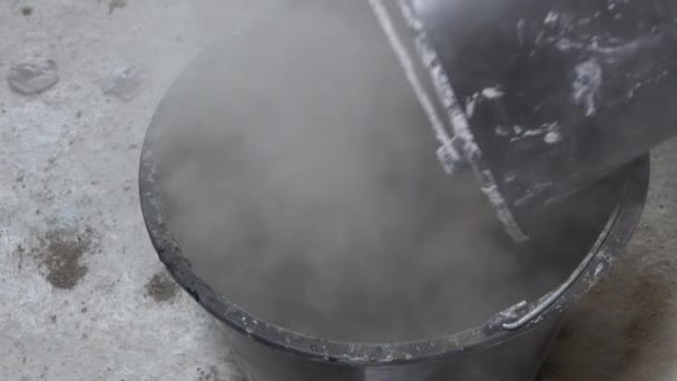 O construtor está misturando concreto com gesso, reparo de apartamento — Vídeo de Stock