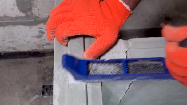 Constructor muele un bloque de placas de yeso con una cepilladora, apartamento o reparación del hogar — Vídeos de Stock