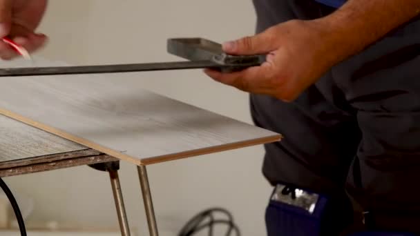 Arbeiter markieren mit einem Bleistift auf einem Lineal eine Schnittlinie — Stockvideo