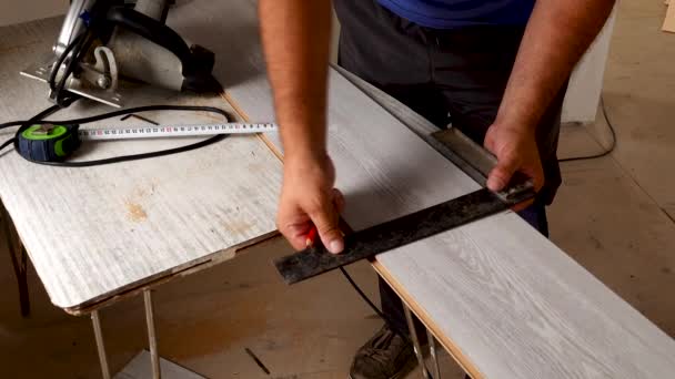 Marca del trabajador con un lápiz en una regla una línea de corte — Vídeos de Stock