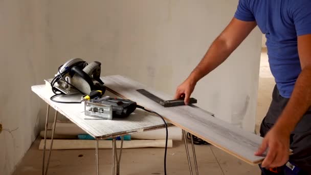 Worker mark with a pencil on a ruler a cut line — Stock videók