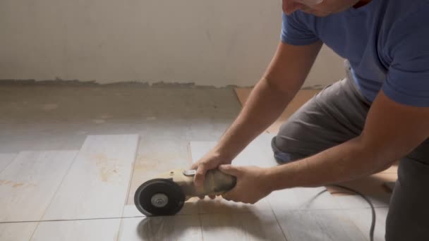 Triturador de trabalho serrar um laminado, nivelando a borda — Vídeo de Stock