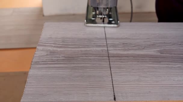 Work saws a laminate with an electric jigsaw — Wideo stockowe