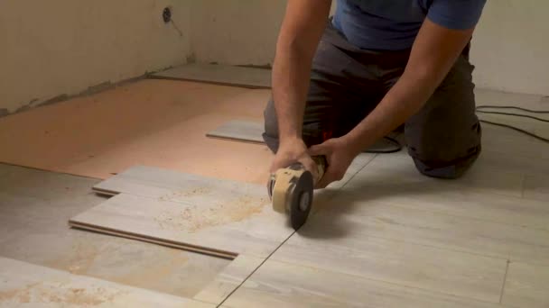 Work saws a laminate with an electric jigsaw — Stockvideo