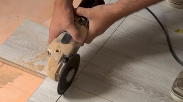 Work saws a laminate with an electric jigsaw — Stockvideo