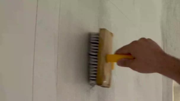 Work painter glues wallpaper in the apartment — Stock Video