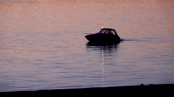 夕暮しの釣りスクーナー、ボートのシルエット. — ストック動画