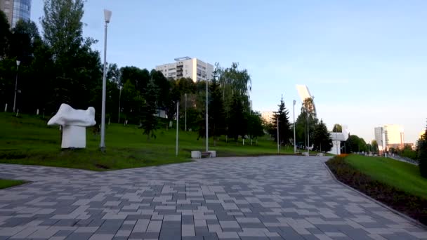 Beautiful river embankment of the beautiful city — Stock Video