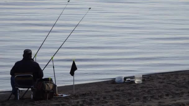 Pescador pescando en la orilla — Vídeo de stock