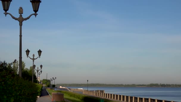 아름다운 도시의 아름다운 강 제방 — 비디오
