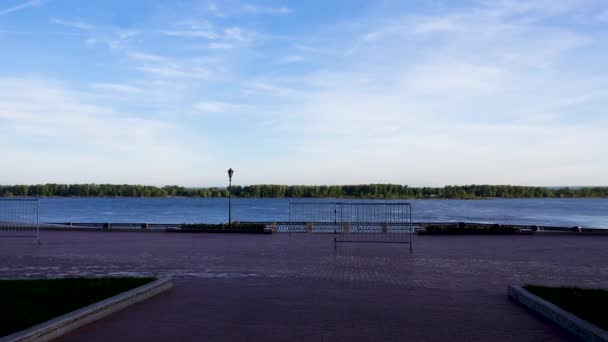 Belle digue fluviale de la belle ville 