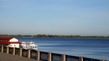 Güzel şehrin güzel nehir seti