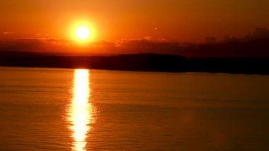 Okyanusta güzel bir gün batımı