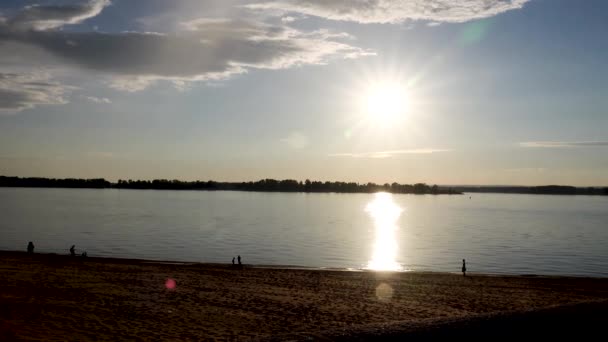 Prachtige rivierdijk van de prachtige stad — Stockvideo