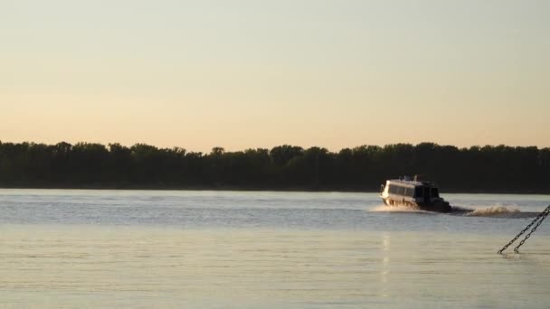 Fishing schooner at sunset, swimming fast. — Stock Video