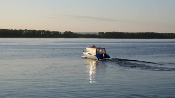 Fishing schooner at sunset, swimming fast. — Stockvideo