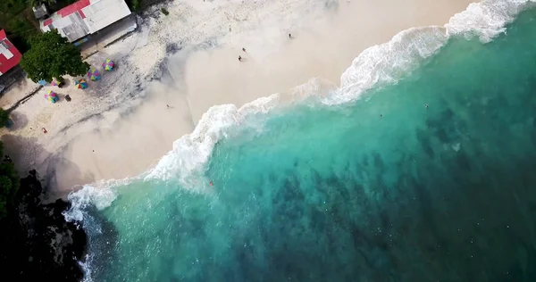 Schöner Blick auf die Küste mit türkisfarbenem Wasser — Stockfoto