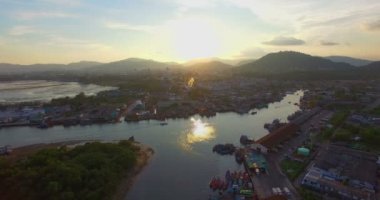 Hava sahne günbatımında Siray balıkçı limanı. Phuket balıkçı limanı en büyük balıkçılık limanıdır. Phuket Adası yanındaki efendim adada yer. Denize önde gelen büyük bir kanal olduğunu.