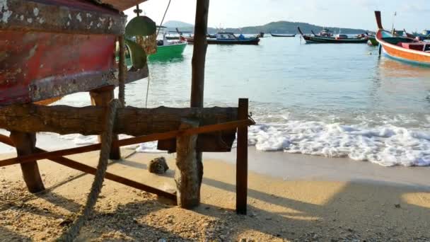 Paisaje Amanecer Detrás Viejo Barco Pesca Playa Rawai Hélice Del — Vídeo de stock