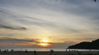 Bir Karon beach bir plaj geniş ve uzun olmasıdır. Kum ve güzel plaj uygun bir eğitim olarak kullanılan yüzme için dalış ve su sporları birçok çeşit var .