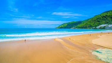 yağışlı sezon her zaman Naiharn Beach'te büyük dalga var. sörf için iyi 