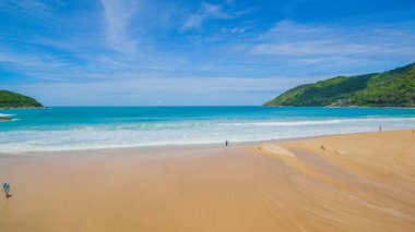 Sakin sahil üzerindeki hava manzarası. 