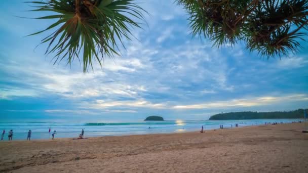 Kata Plajı Nda Video Zaman Atlamalı Günbatımı Günbatımı Ortasında Ada — Stok video