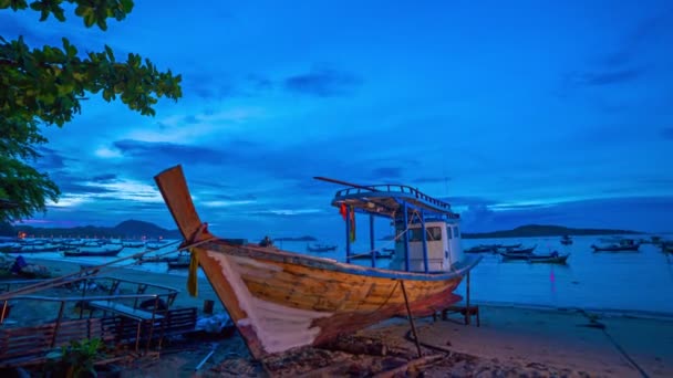 Zeitraffer Sonnenaufgang Über Einem Reparierenden Fischerboot Strand — Stockvideo