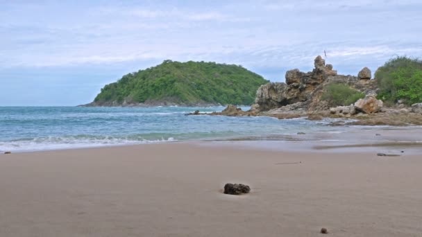Mini Batu Gunung Pantai Nui Ketika Air Pasang Membanjiri Pantai — Stok Video