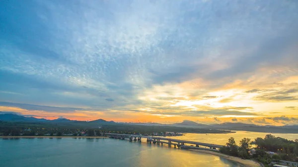 空中摄影盛莱宝大桥连接攀雅省至普吉岛岛 盛莱宝大桥是普吉岛居民商务 生活的重要组成部分 — 图库照片