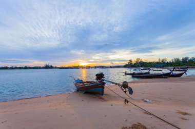 gündoğumu yukarıda Sarasin köprü balıkçı tekneleri sahilde otopark