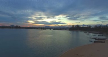 Hava fotoğrafçılığı Sarasin köprü Phang Nga ilinde Phuket Adası'na bağlayın. Sarasin köprü çok iş, turizm, iş, ulaşım ve Phuket sakinlerinin günlük yaşam için önemlidir.