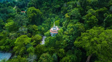 havadan görünümü Phang Nga Dağı'nda yüksek pagoda. pagoda yürüyüş bir keşiş