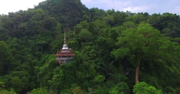 Luchtfoto Hoge Pagode Phang Nga Berg Een Monnik Rondlopen Van — Stockvideo